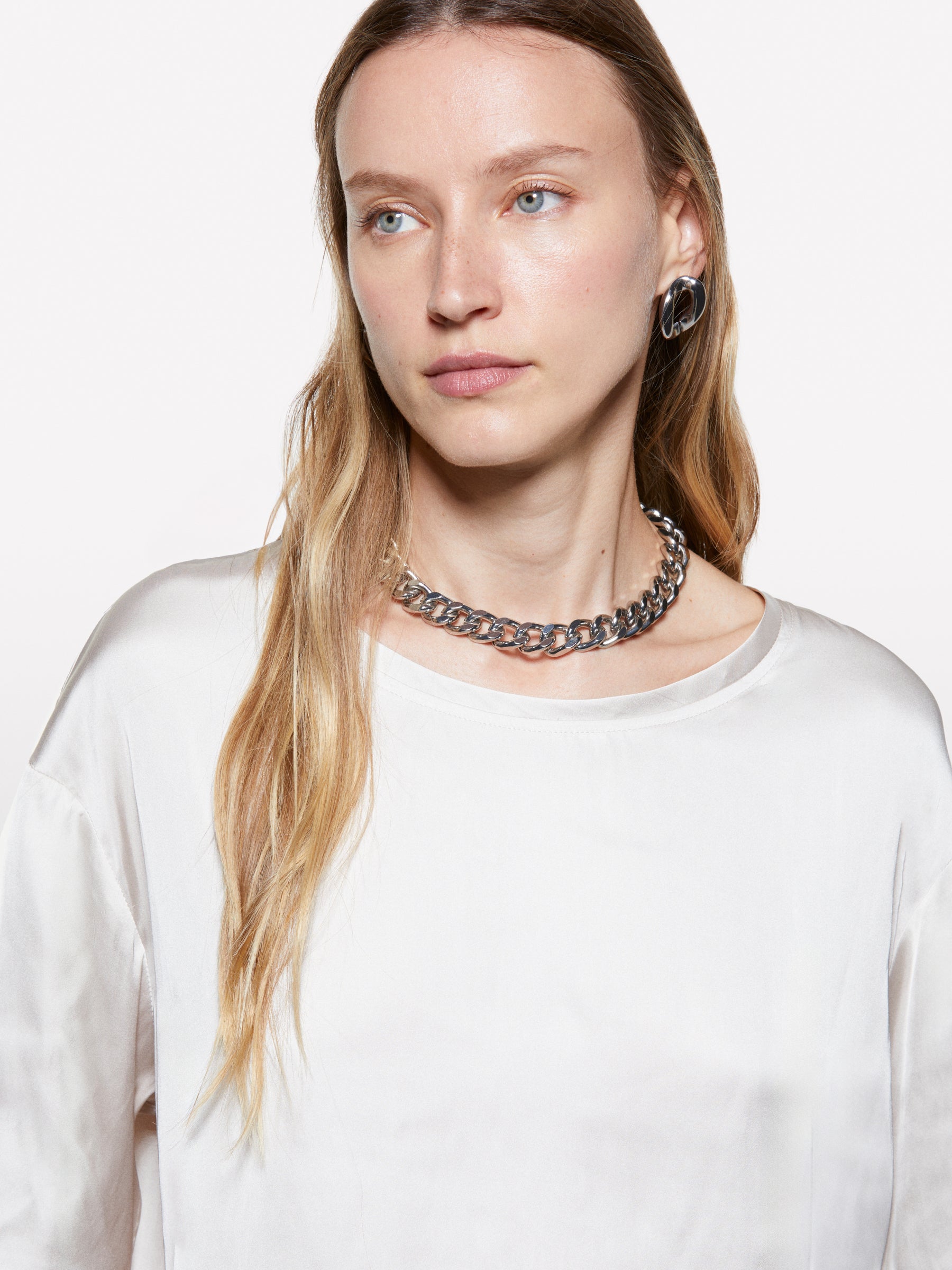 Blusa bege over fit em cetim - ucb_image_FY