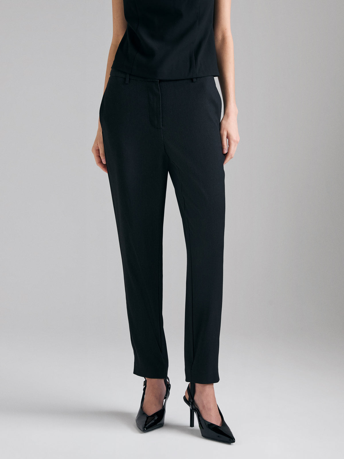 Calças slim fit com tira para os pés - ucb_image_FY