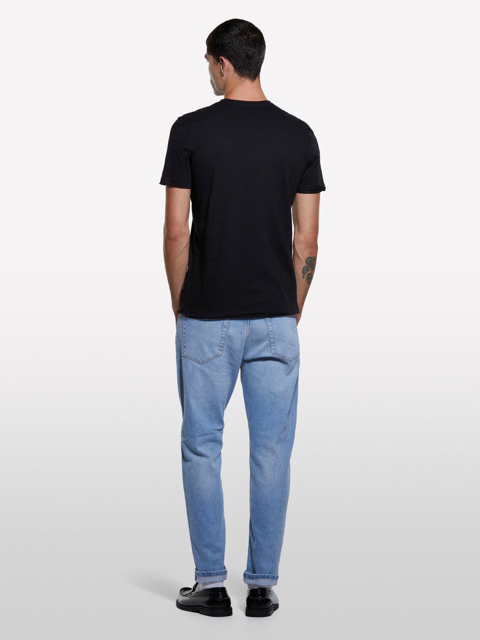 T-shirt preta com corte vivo - ucb_image_B