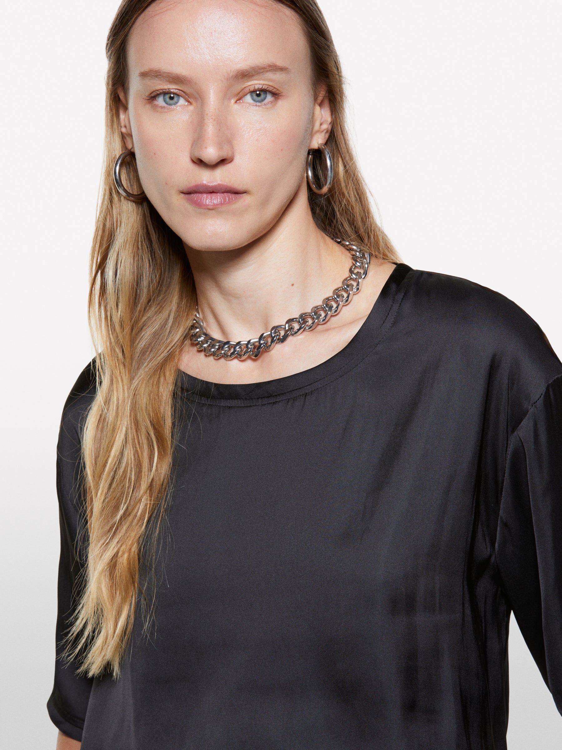 Blusa preta over fit em cetim - ucb_image_FY