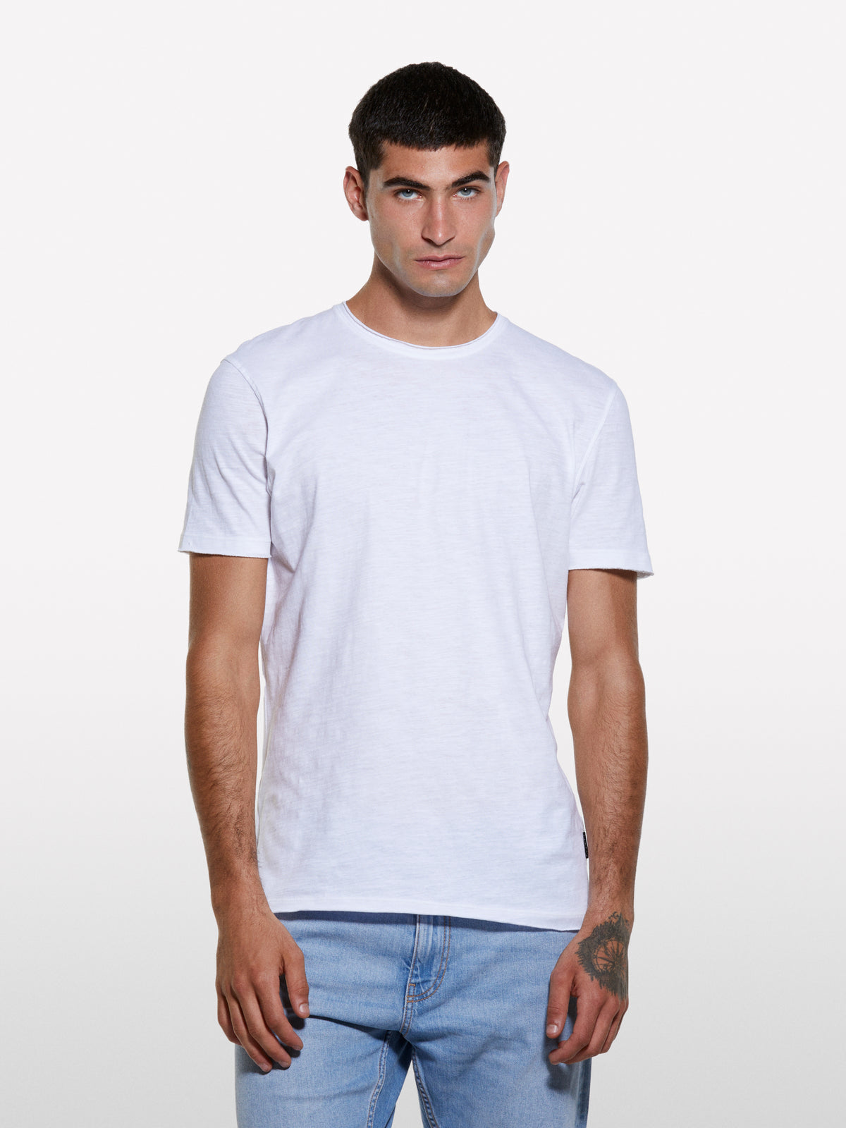 T-shirt branca com corte vivo - ucb_image_FY