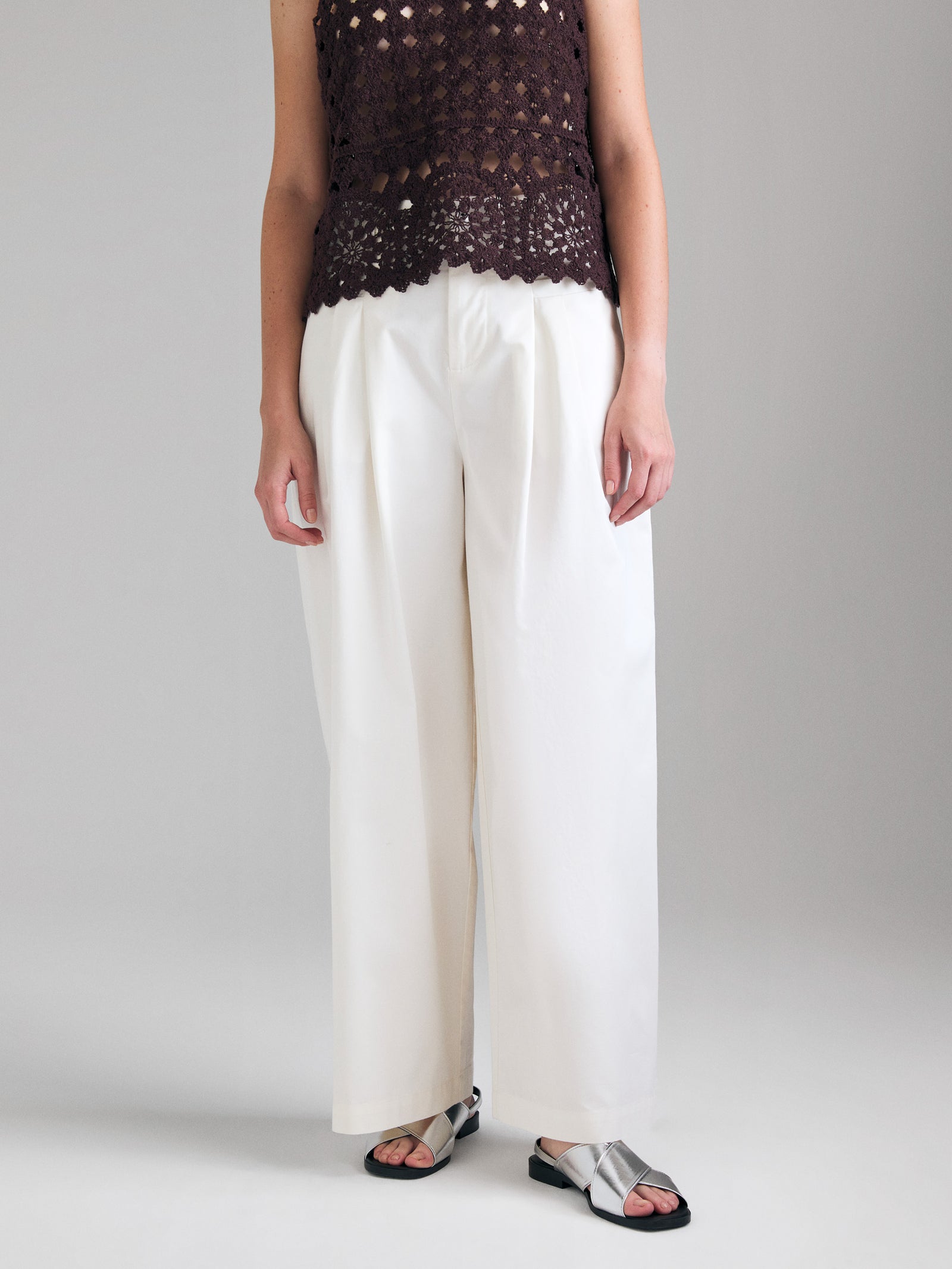 Barrel fit trousers