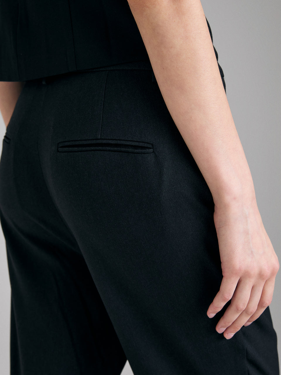 Calças slim fit com tira para os pés - ucb_image_FY