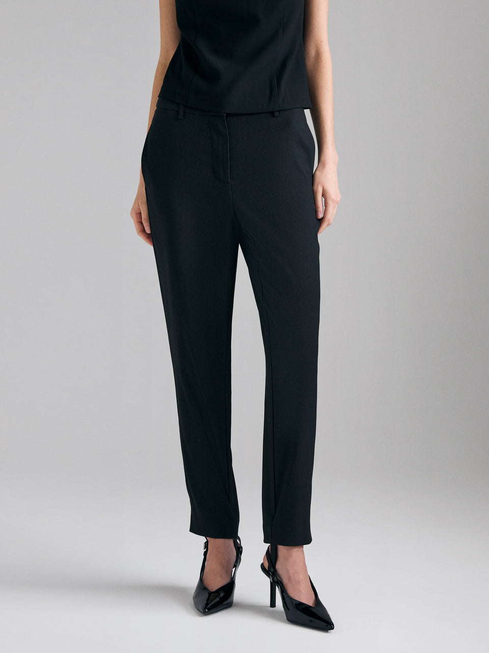 Calças slim fit com tira para os pés - ucb_image_FY