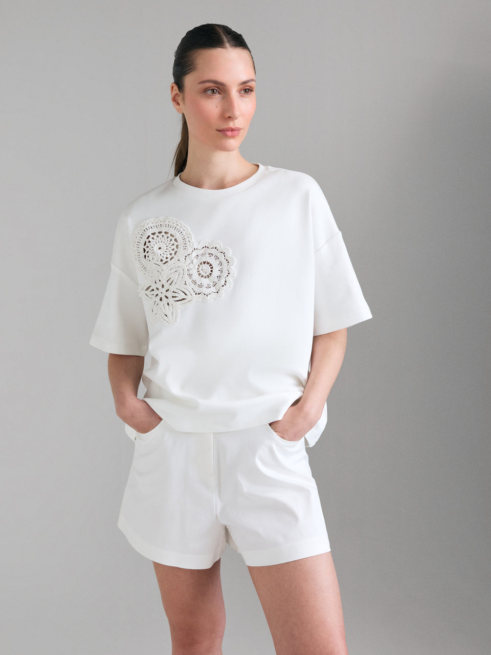 T-shirt com bordado crochê - ucb_image_FY