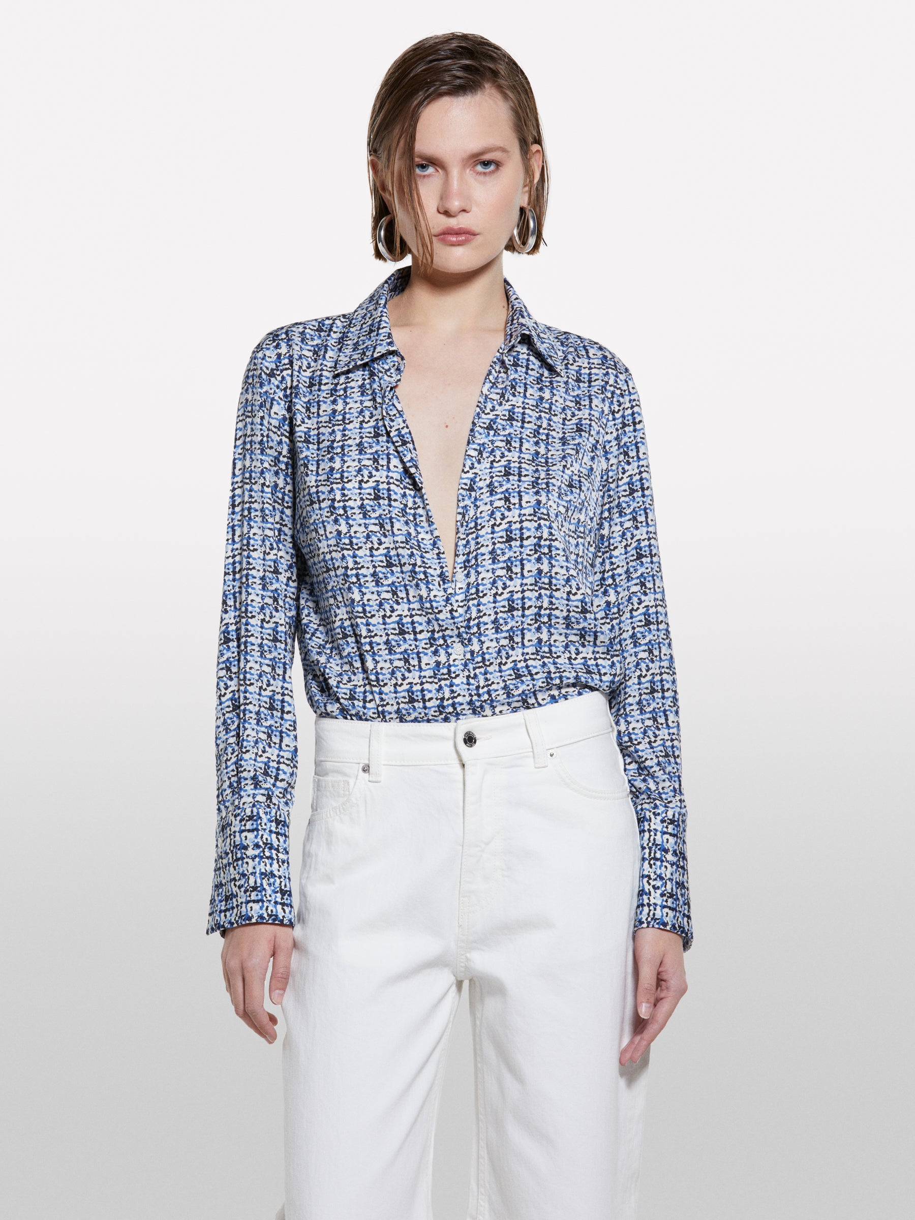 Camisa azul-claro em cetim estampado - ucb_image_FY