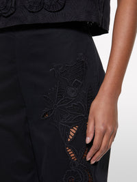 Calças pretas com bordados - ucb_image_FY