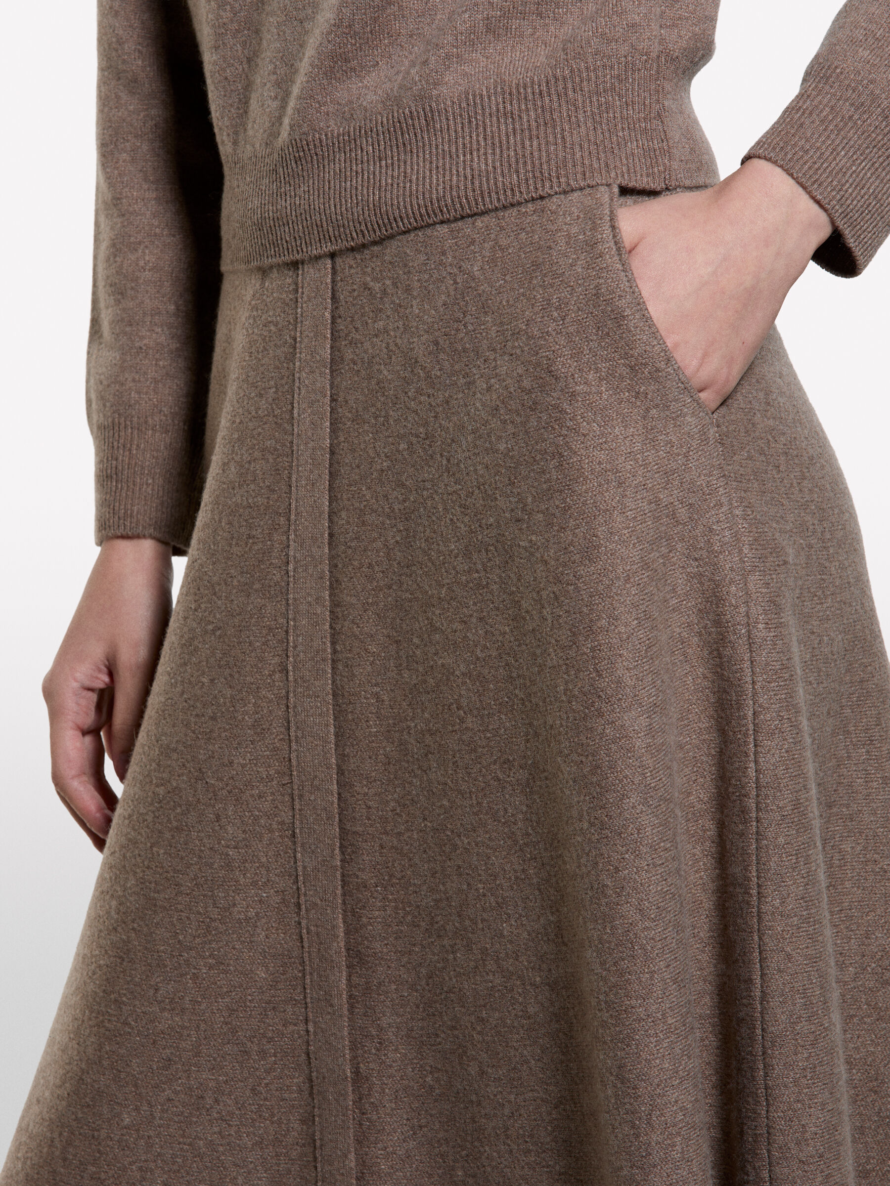 GONNA Donna image number null