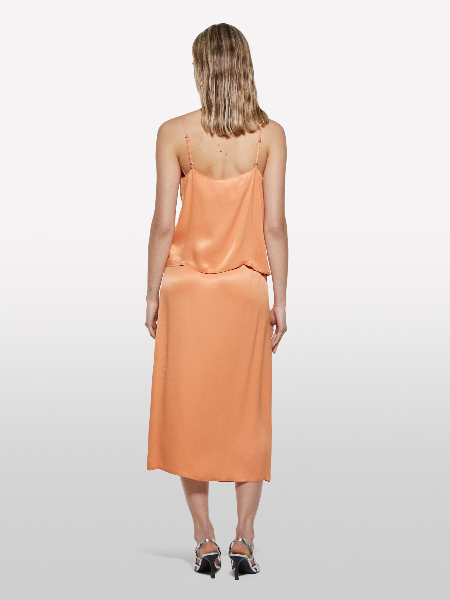 GONNA Donna image number null