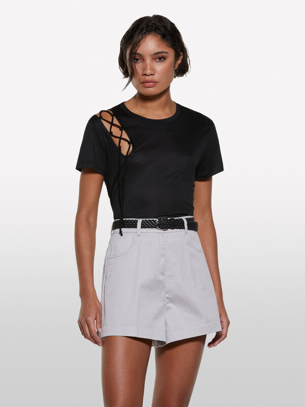T-shirt nera con oblò e laccetti - t-shirt a manica corta da donna | Sisley