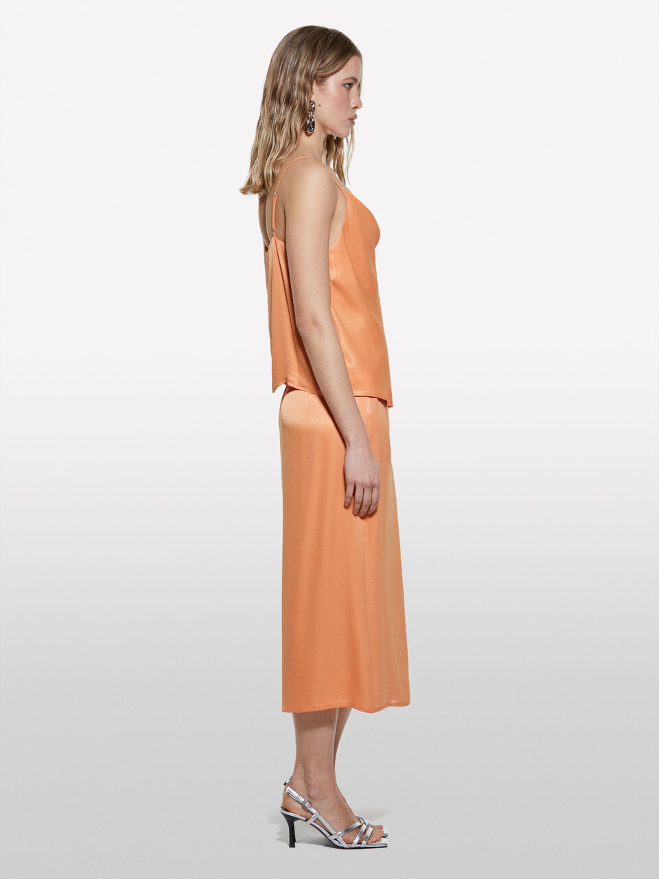 GONNA Donna image number null