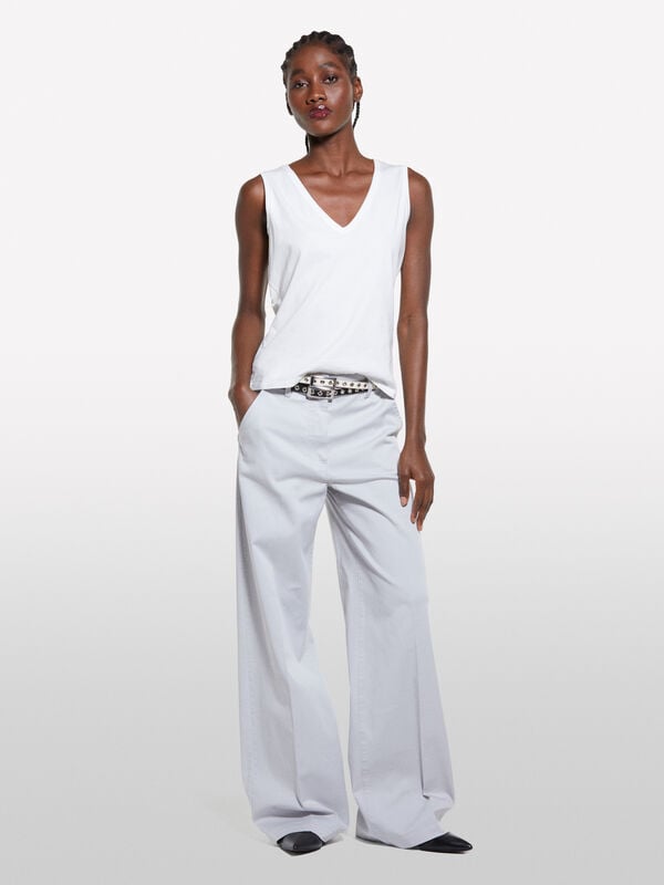 Canotta bianca con scollo a V Canotta bianca con scollo a V - top da donna | Sisley