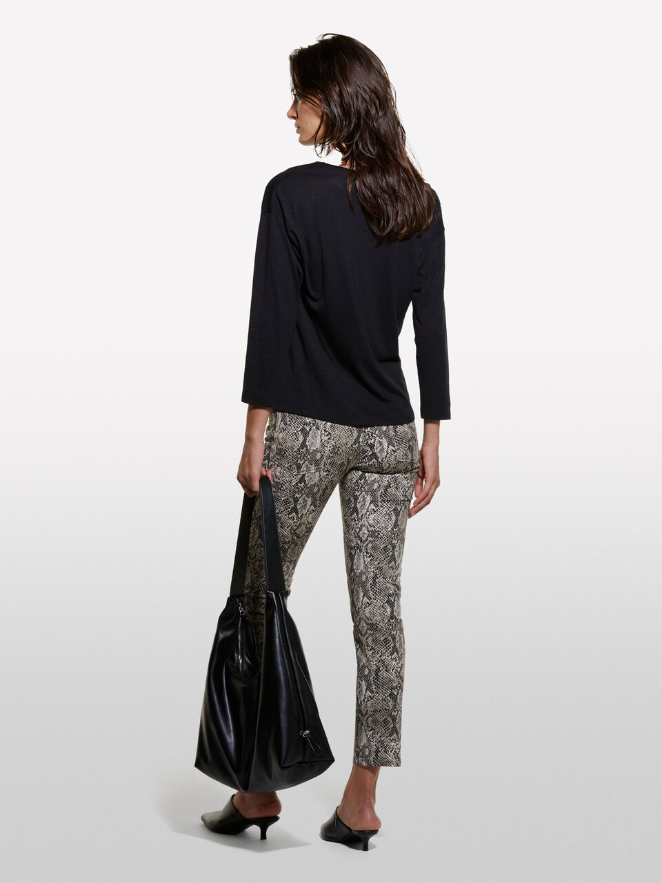 T-SHIRT SCOLLO 'V' Donna image number null