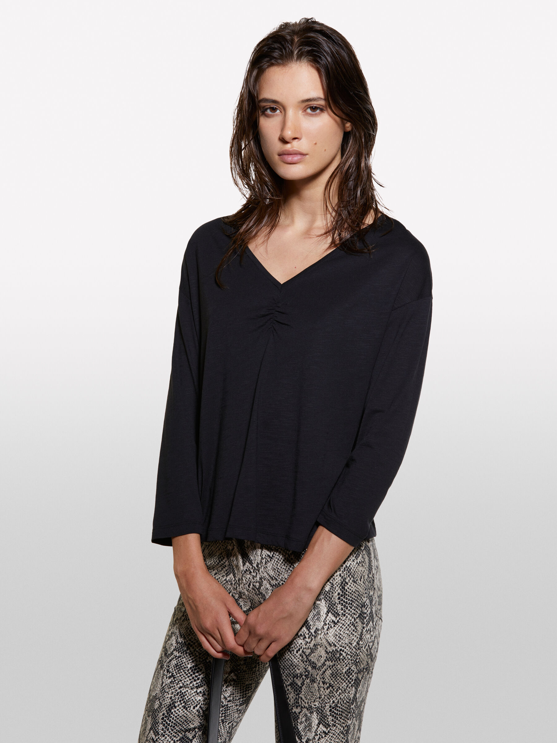 T-SHIRT SCOLLO 'V' Donna image number null