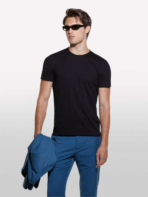 T-shirt nera con taglio vivo - t-shirt a manica corta da uomo | Sisley