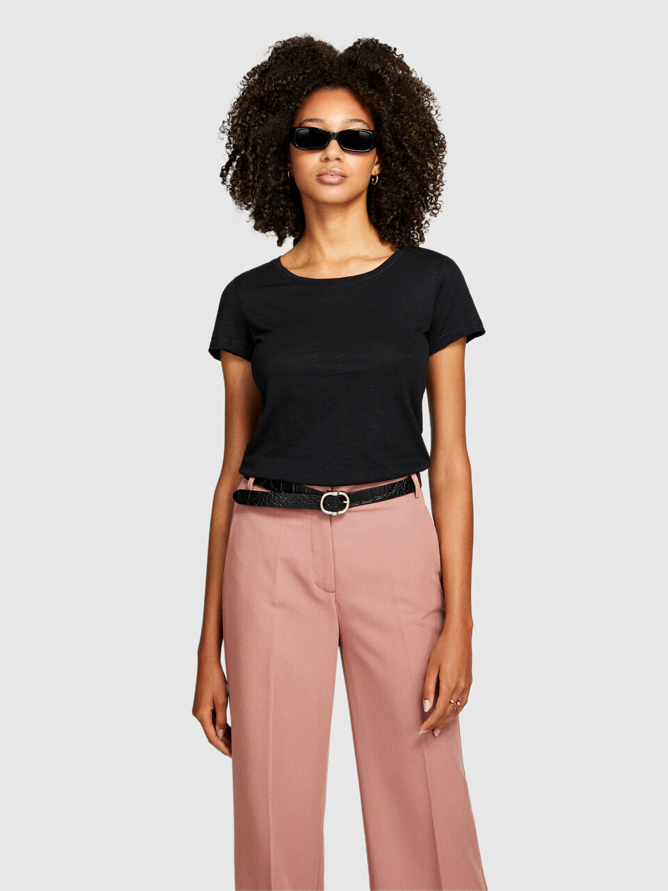 T-shirt scollo rotondo con taglio vivo Donna image number null