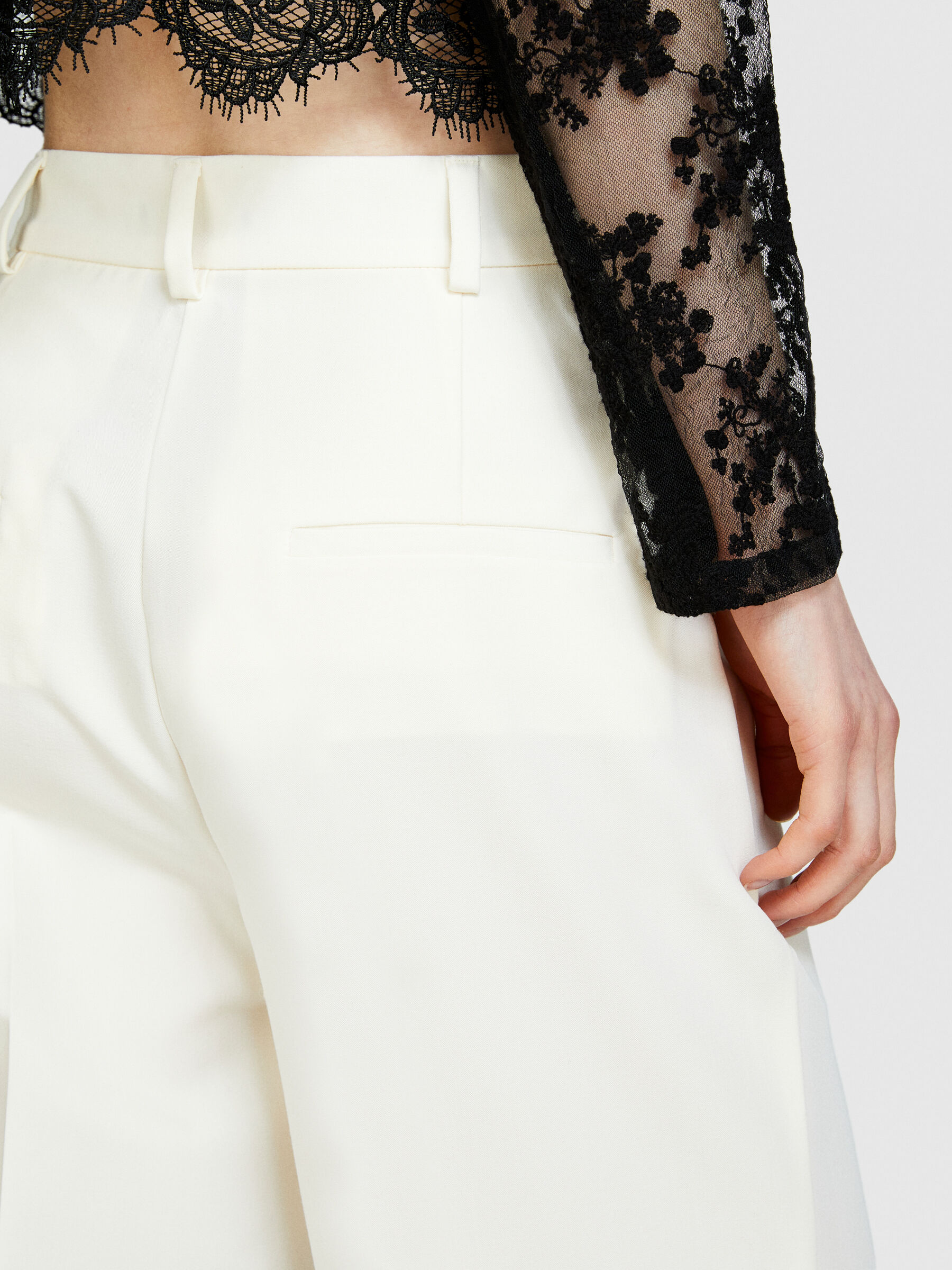 Pantaloni flare hotsell fit