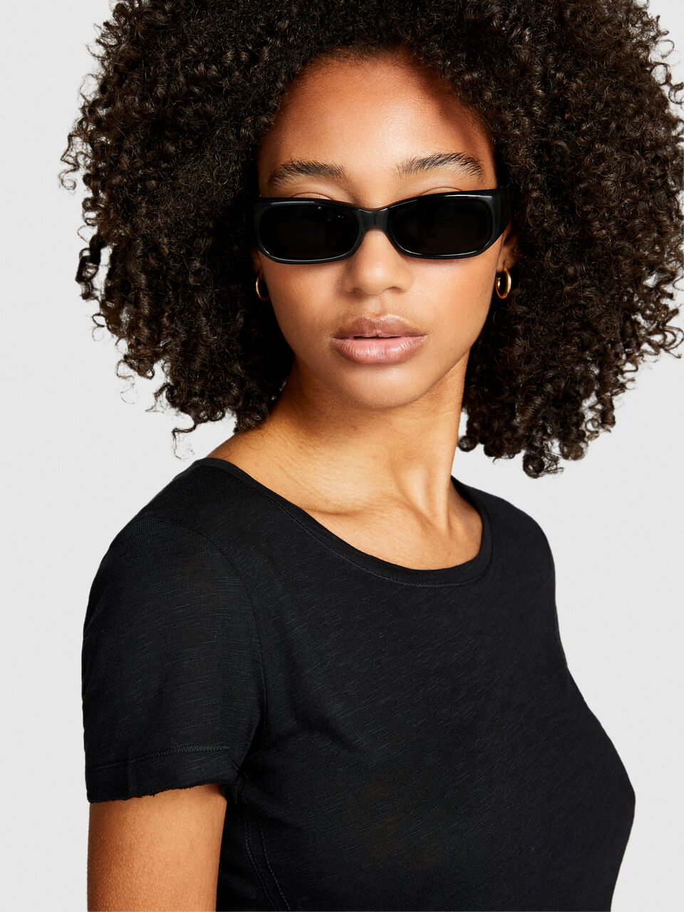 T-shirt scollo rotondo con taglio vivo Donna image number null