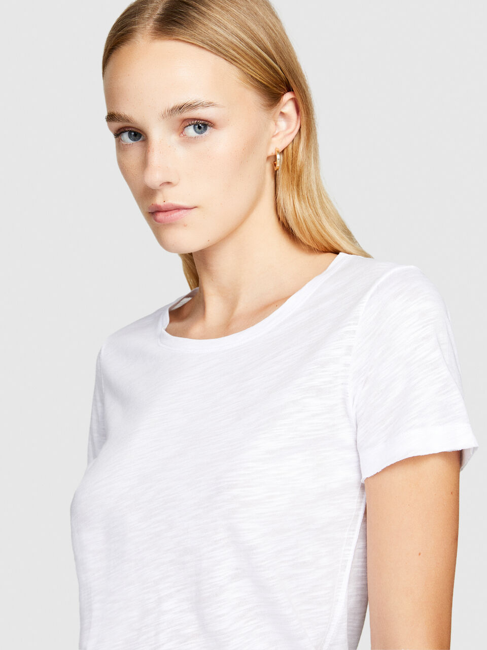 T-shirt scollo rotondo con taglio vivo Donna image number null