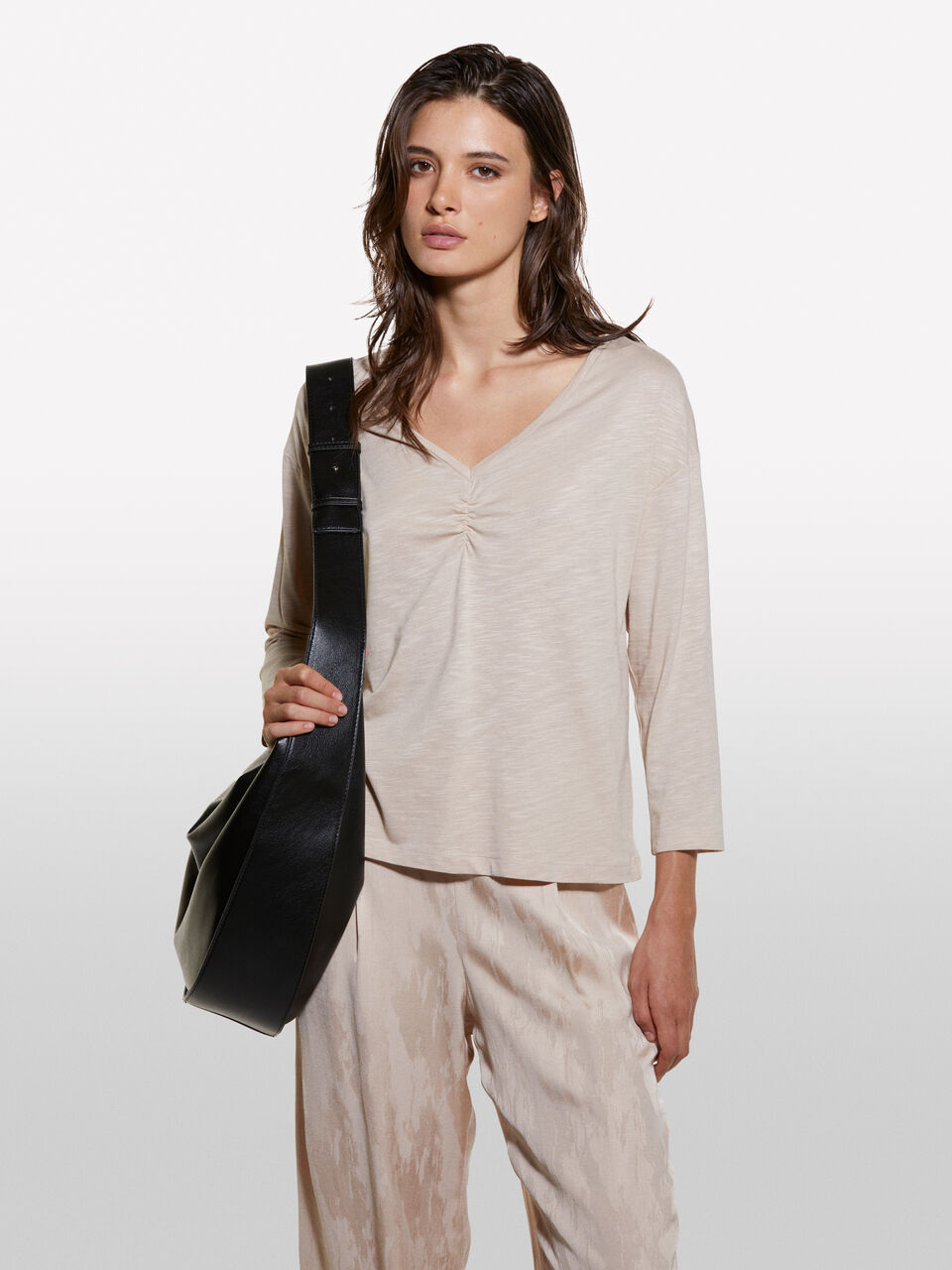 T-SHIRT SCOLLO 'V' Donna image number null