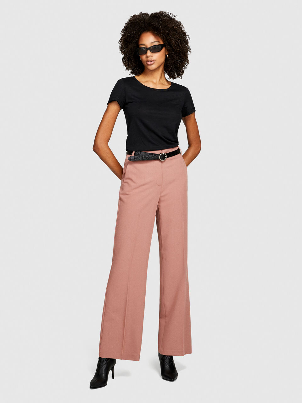 T-shirt scollo rotondo con taglio vivo Donna image number null