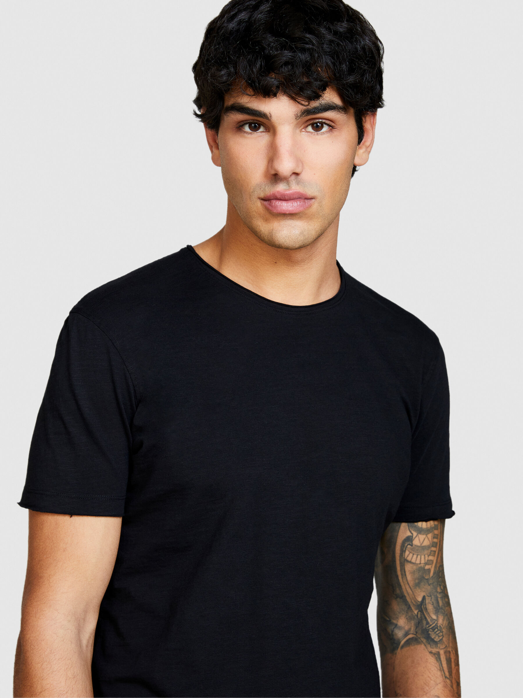 T shirt con taglio a vivo Nero Uomo Sisley