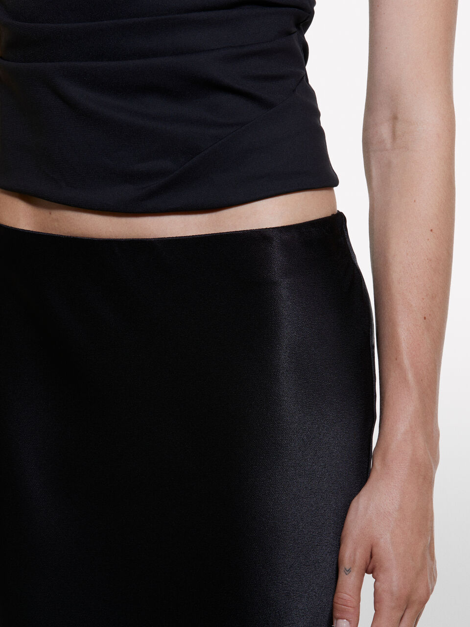 GONNA Donna image number null