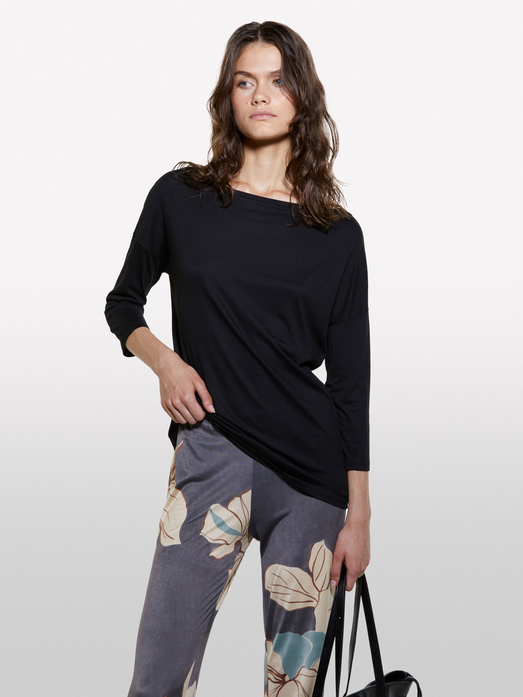 T shirt nera con scollo a barca Nero Sisley