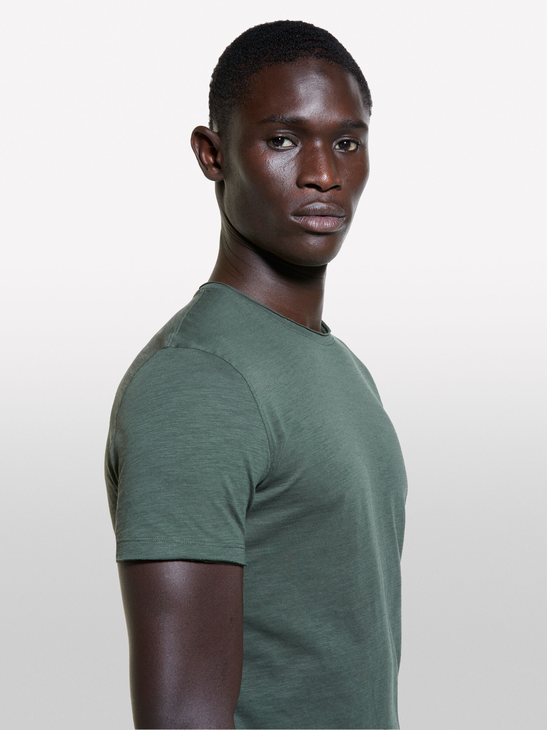 T shirt verde militare con taglio vivo Verde Militare Sisley