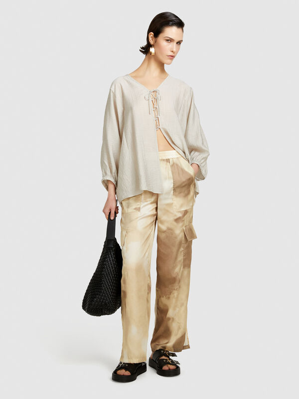 Cargo in satin stampato - pantaloni regular da donna | Sisley