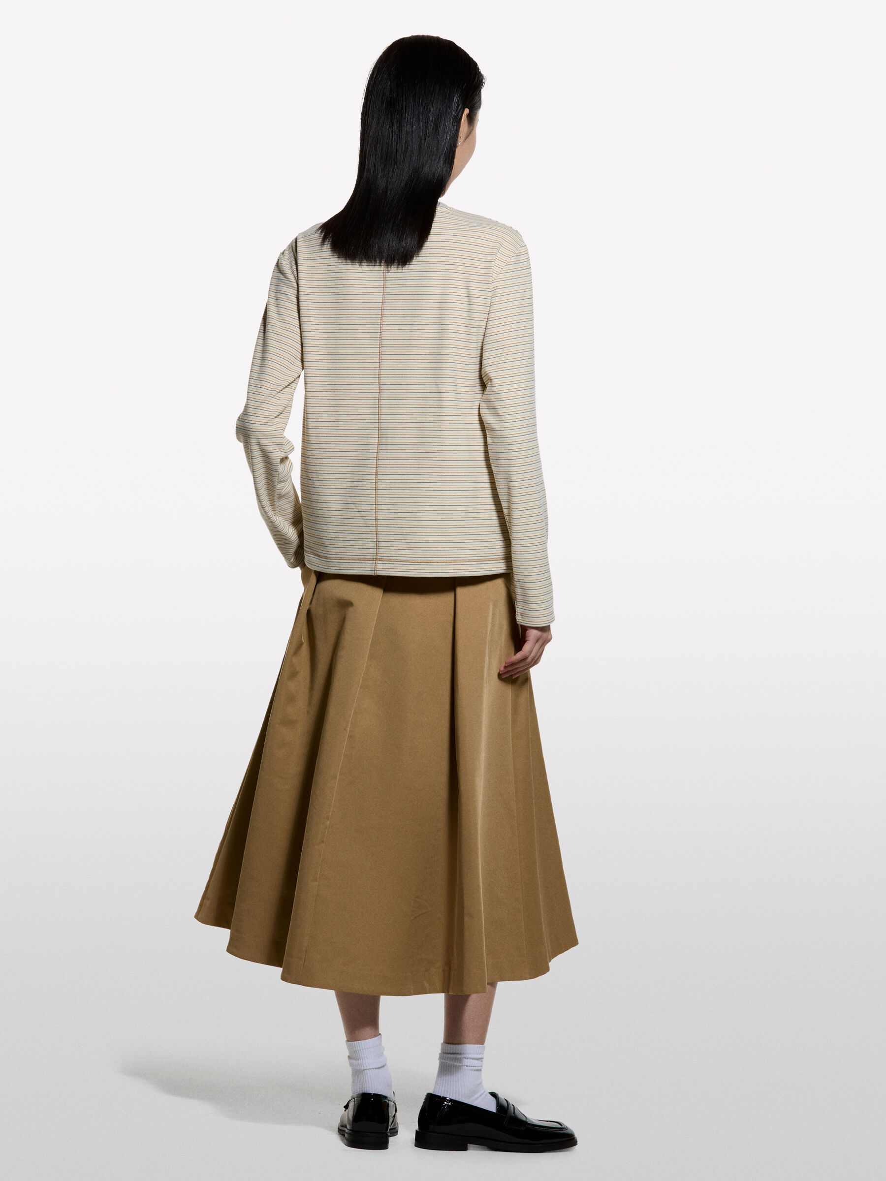 GONNA Donna image number null