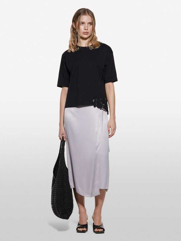 T-shirt nera con ricamo asimmetrico - t-shirt a manica corta da donna | Sisley