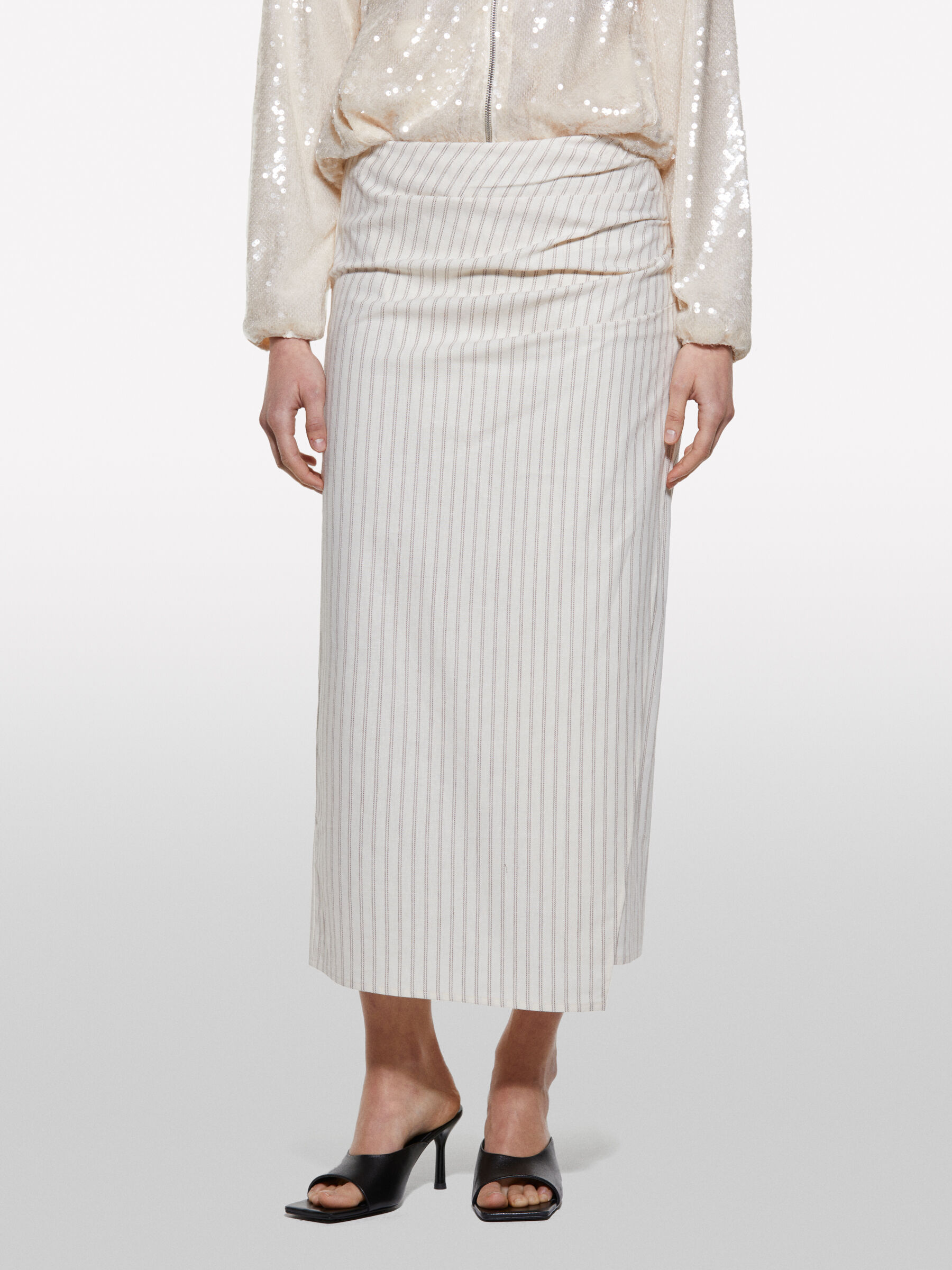 GONNA Donna image number null