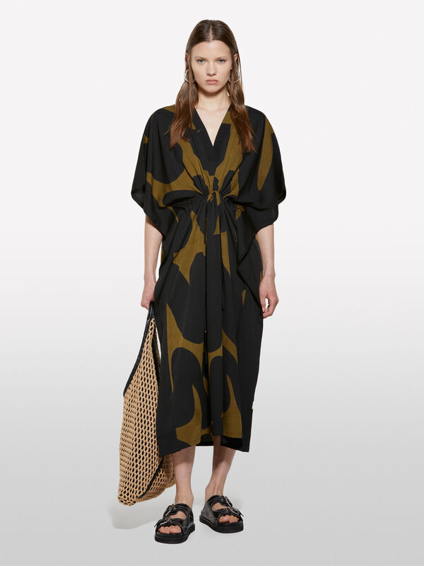 Caftano lungo stampato fondo scuro - vestiti midi da donna | Sisley