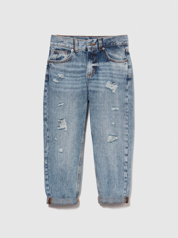 Jeans carrot fit con rotture