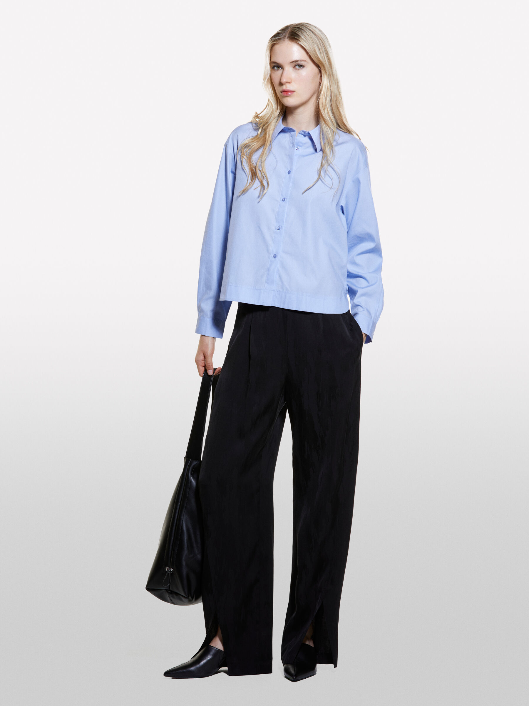 Camicia azzurra pantaloni neri shop