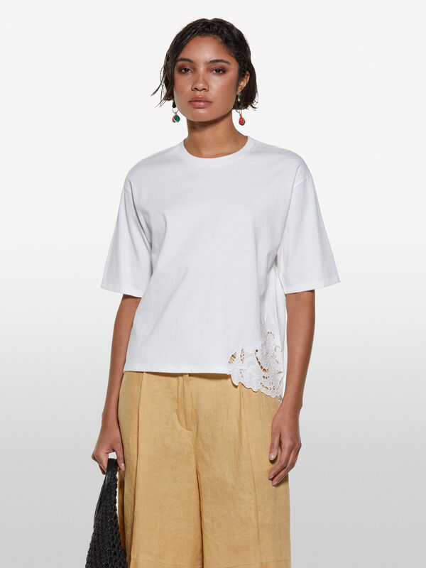 T-shirt bianca con ricamo asimmetrico - t-shirt a manica corta da donna | Sisley