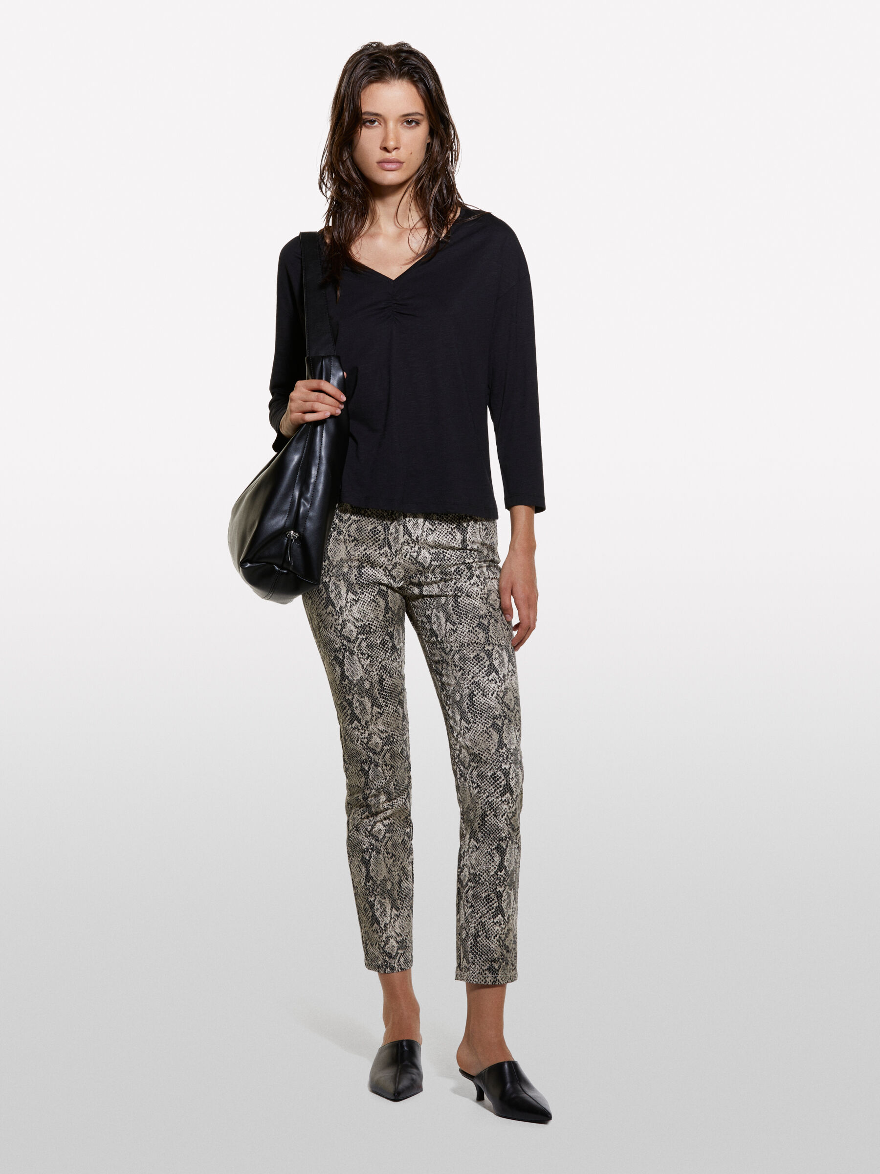 T-SHIRT SCOLLO 'V' Donna image number null